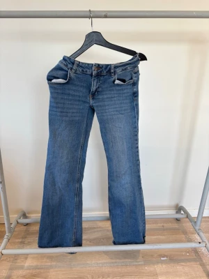 Subdued jeans - Fina Jeans från Subdued.  Nästan helt nya fast lite slitna vid hälarna. Bootcut rätt så låg midja men lite mer åt mid waist.