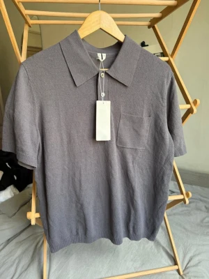 [Nyskick] Arket Piketröja Strl: S - [Nyskick] Arket Piketröja Strl: S  Säljer många Herrkläder just nu. Kolla gärna mina andra annonser genom att klicka på min profil. Paketpris kan diskuteras.