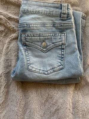Lågmidjade bootcut jeans  - super fina lågmidjade/bootcut Jeans från Gina Tricot som är helt perfekta i passformen. Köpte för några dagar sen men är för små för mig. Och använt endast 1 gång i någon timme. Nypris 500 (499,95) men säljer för 375. Är i strlk 40 men skulle säga att de passar 38 mer. Och lite för korta för mig som är 175cm så passar perfekt vid 170cm💋