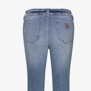 Blå slim fit jeans från Sand Jeans - Snygga blå bootcut lowwaist a brand jeans med klassisk femficksdesign och bälteshällor. Jeansen har en ljus tvätt och subtila slitningar för en trendig look. Tillverkade i mjuk denim med stretch för extra komfort. Skriv för fler bilder 🩷