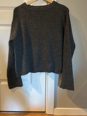 Mörkgrå stickad tröja - jag säljer denna tröja som används några få gånger, syns ingen användning på den. Perfekt att matcha med jeans eller kjol för en chill stil.