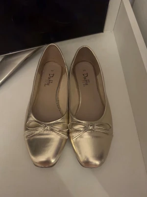 Ballerinaskor - Säljer ett par jättesöta ballerina skor perfekt till vår och sommar, använda kanske 4 gånger så väldigt bra skick, lite färg har lossnat längst fram, se sista bilden, men annars inga defekter!🩷 storlek 39, passar 38