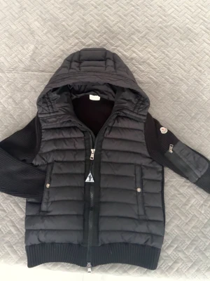 Moncler cardigan  - En snygg cardigan | knappast använd | qc slutade fungera | inga defekter | postar inom 1-2 dar| 