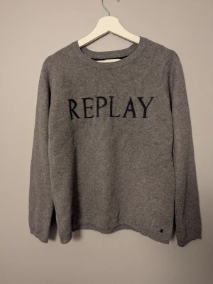 Grå Stickad tröja från Replay - Säljer en grå stickad tröja från Replay i storlek M. Tröjan är i riktigt bra skick och har inga defekter. Priset är inte hugget i sten och det är bara att höra av sig vid frågor och funderingar!