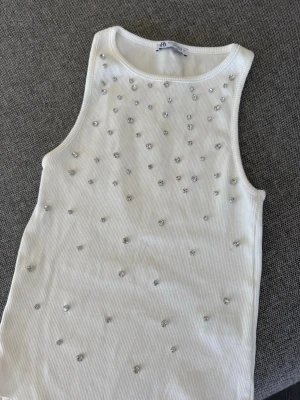 Silver body strass  - Så fin silver body som endast är testad! M men passar S. Går inte att få tag på längre 🩷