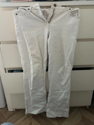 Vita bootcut med broderade fickor - Säljer ett par vita jeans som jag aldrig använt men köpte ifråm Vinted. Jag tror de är ifrån Vunic. Storleken är 38 tror jag då jag har de o de passar mig
