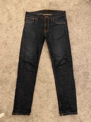 Dry Nudie Jeans - Tja! Säljer nu dessa riktigt feta Nudie Jeans i modellen Lean Dean ”Dry 16 Dips”. Jeansen är i mycket bra skick med subtila fades som kommer bli väldigt snygga med användning. Storleken är 32/32. 