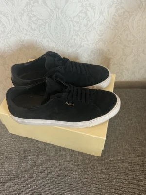 Axel Arigato skor  -  svarta sneakers från Axel Arigato i mocka med vit sula, skon är nästan aldrig använd och har inga tecken på slitage alls, säljer dom för att dom va lite för stora för mig:) hör av dig ifall du vill ha mer bilder osv!