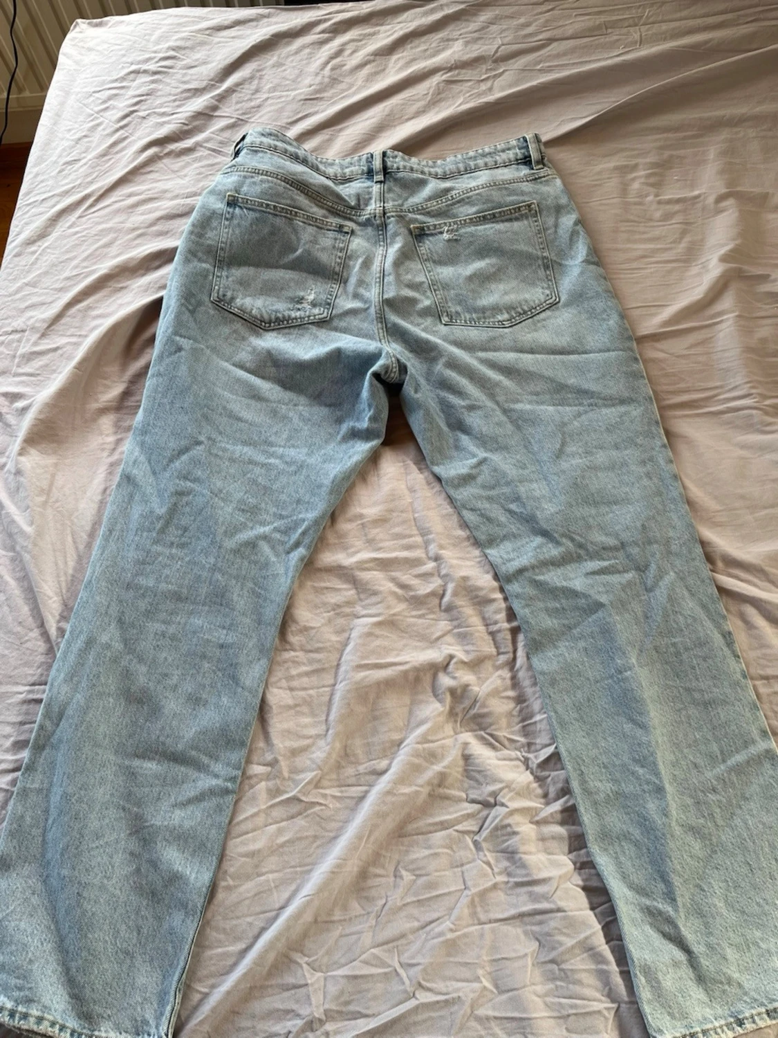 Ljusblå slitna raka jeans - 1