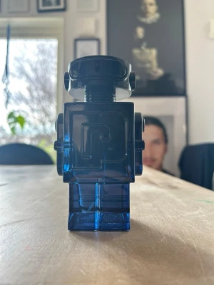 Paco rabanne 100 ml - Helt ny . Cool parfymflaska i form av en robot, perfekt för dig som gillar unika detaljer på hyllan. Snygg och modern design som sticker ut. Märket Paco Rabanne syns tydligt på flaskan. 100ml