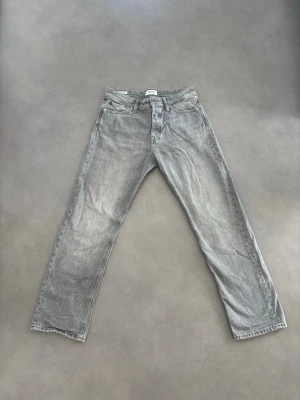 Jeans Jack & Jones Relaxed Chris stl. 30/30 - Gråa jeans från Jack & Jones.
