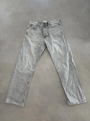 Jack & Jones Relaxed Chris stl. 31/30 - Gråa jeans från Jack & Jones.