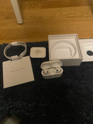 AirPods Pro 2  - ✨Ett par AirPods Pro 2 som i princip är helt nya. Det enda är att brus reduceringen inte är exakt lika bra som den va innan annars är dem helt felfria. Allt original ingår. Skriv om du har några frågor✨