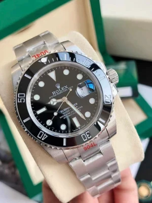 Rolx Submariner svart urtavla - Klassisk Rolx Submariner med svart urtavla och silverfärgad länk i rostfritt stål. Klockan har en vridbar svart bezel, tydliga vita index och datumfönster med förstoringsglas. Automatisk mekanisk urverk, nattbelysningsfunktion🎆🌃. Perfekt för dig som gillar stilrena och exklusiva accessoarer. levereras i kompletta set.