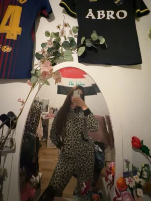 Leopardmönstrad onesie med huva - Säljer en supermysig leopardmönstrad onesie med dragkedja framtill och huva. Onesien har svarta muddar vid ärmar och benslut samt fickor på sidorna. Perfekt för chill dagar hemma! Materialet känns mjukt och bekvämt mot huden.      FINNS INGEN DIREKT STORLEK!!! Passar till S och M . Jag är M och det passar perfekt.  Pris kan diskuteras 