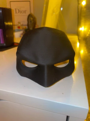 Mask till katter  - En söt och rolig Batman mask som man kan sätta på sin katts huvud. Den har två hål där öronen kan sticka ut. 
