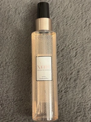 Bodymist  - Noir Bodymist från Hunkemöller, hälften kvar 💗 Otrolig doft men behöver rensa bort saker :(