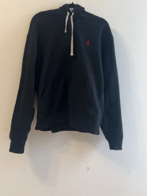 Polo Ralph Lauren Hoodie - Storlek M men passar till S Lite kort i midjan  Hör av dig vid intresse eller för fler bilder