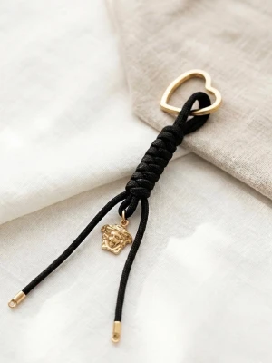Handgjord Luksus Paracord Nyckelring – Guld Medusa-Charm - Superfin och unikt handgjord nyckelring tillverkad av slitstark paracord i en elegant mörkgrön nyans. Den är dekorerad med en detaljrik guld Medusa-charm som ger en känsla av lyx och exklusivitet. 