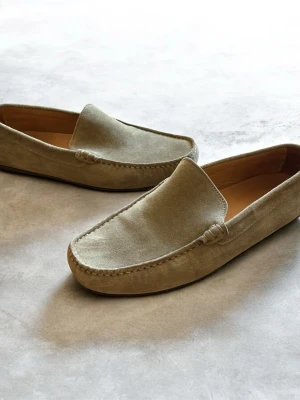 Loafers Rizzo - Snygga beige loafers i mjuk mocka med klassisk design och diskreta sömmar. Skorna har en stilren form och är perfekta för dig som gillar en clean look. Insidan är fodrad i ljust läder för extra komfort. Passar till många olika outfits.