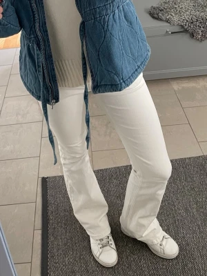 Vita utsvängda jeans - Snygga lowwaist jeans från Gina, bara använt två gånger💞