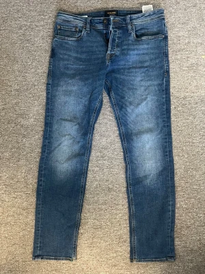 Jack & Jones slim/straight jeans - Tja! Säljer ett par jack & Jones slim/straight jeans i storlek 31/30 som är i väldigt fint skick. Nypris ligger på 600-700, jag säljer för 199✌🏼