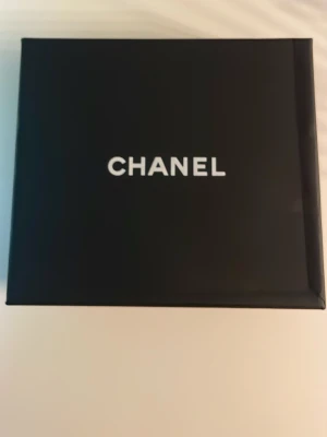 Låda/presentlåda - Säljer en låda eller presentlåda som kan användas som dekoration eller för att ges bort till någon nära som present 