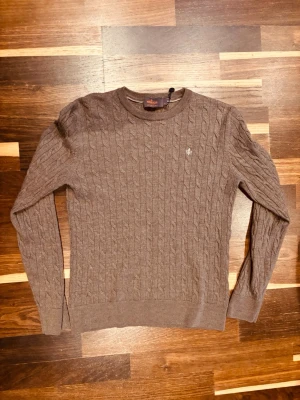  Morris hoodie - En extremt snygg kabelstickad Morris tröja i helt nytt skick använd kanske 2 gånger innan krympning i tvätt tröjan har färgen brun 