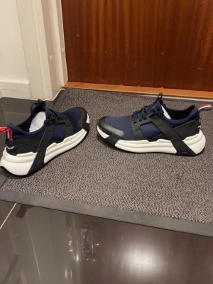 MONCLER SKOR - Snygga moncler skor med påse etikett och helt oanvända ! Strl 44