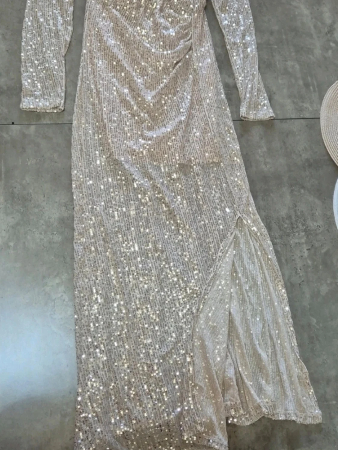 Glittrig långklänning med slits
