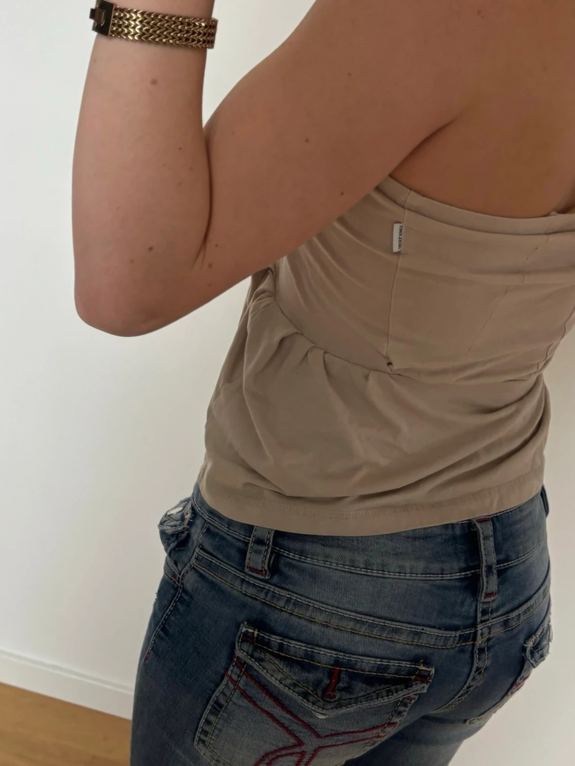 Beige axelbandslös topp med twist - 3