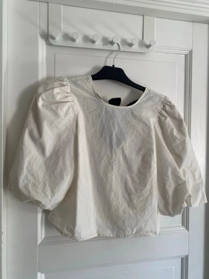 Blus med knyten - Vit blus med svart knyten🌸 Super fin, perfekt att ha till allt💅 