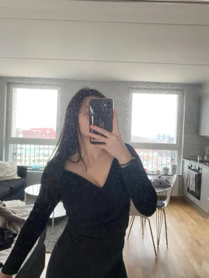 Svart V-ringad topp från Nelly i strl XS - Svart V-ringad topp från Nelly i strl XS i bra skick. Formas fint på kroppen. Säljes pga att de ej kmr till användning längre. Kan fraktas eller mötas upp i Göteborg. Finns på fler sidor!