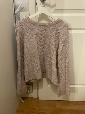 Beige/rosa tröja - Kommer inte till användning längre. färgen är lite rosa beige aktig 