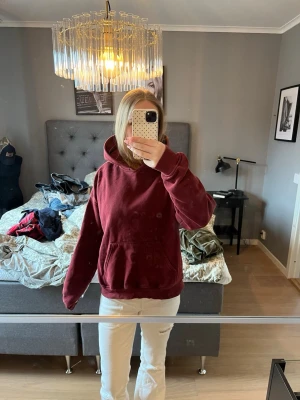 Vinröd hoodie - Säljer denna vinröda hoodie från Gina då den inte kommer till användning längre. Köpte den för 359kr. Tryck gärna på köp nu!🫶🏼