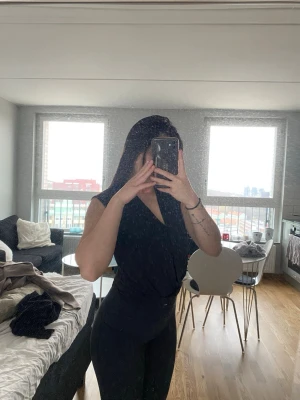 Omlott-body från Nelly i strl XS - Svart omlott-body från Nelly i strl XS i bra skick. Går även att vika in och ha den som en vanlig topp, som jag gjort på bilderna. Säljes pga att de ej kmr till användning längre. Kan fraktas eller mötas upp i Göteborg. Finns på fler sidor!