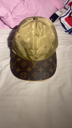 Louis Vuitton keps monogram beige/brun - Jag säljer en Louis Vuitton keps i storlek M den är nästintill oanvänd och köptes för ett par år sedan på en Louis Vuitton butik pris kan diskuteras 