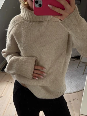 Beige polotröja i stickat material - Mysig beige stickad polotröja med bred krage och långa ärmar. Jättemjukt material, och går att stylea enkelt 💞storlek XS men kan absolut passa upp mot M. Pris kan diskuteras 🙏🏼