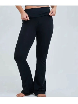 Folded yoga pants  - Folded yoga pants. Tillverkade i ett stretchigt och mjukt material som sitter skönt på kroppen. Perfekta för en avslappnad och trendig look.