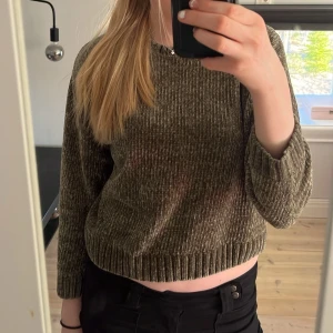 Olivgrön stickad tröja  - Säljden denna snygga stickade tröja i olivgrön, stickat med sammets garn, så den är riktigt skön och inte stickigt💕Den är från Kappahl i storlek 158/164. Mycket bra skick.