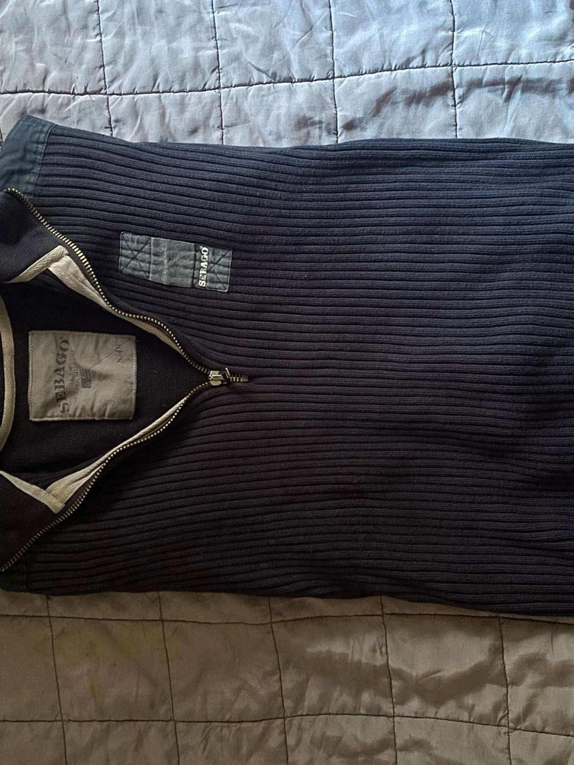 Mörkblå ribbad tröja från Sebago