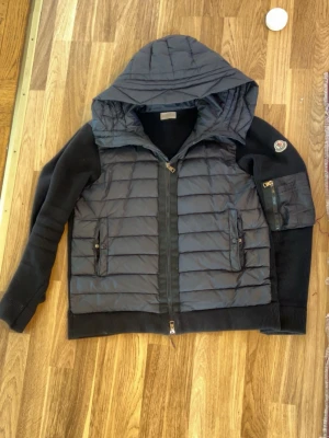 Moncler cardigan  - Moncler cardigan köpt för ungefär 2 månader sen tröttnat på den och letar istället efter en cardigan utan luva och ja jag tar imot byte 