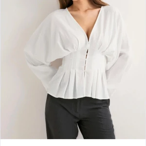 Nelly blus - Säljer denna blus från Nelly i storlek 36, helt slutsåld. Köpt för 399kr säljer den för 350kr (knappt använd)💕