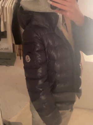 Moncler Maya - säljer min äkta moncler jacka i modell maya. Nypris 17 999kr. Fint skick men serietidning inuti jackan är lite ”lös” Se bild 5! Aldrig tvättad, bra kvalitet. Storlek 2 som motsvarar S! 
