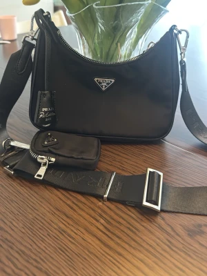 Snygg svart axelväska  - Nyskick. 