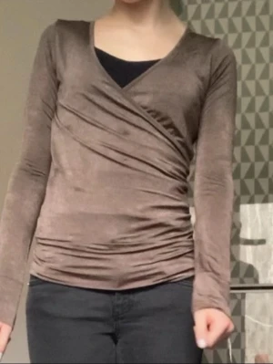 Omlott topp - Jätte fin, har knappt använts. Den har en liten fläck (se bild) men den syns knappt💞 Kolla gärna min profil 😊