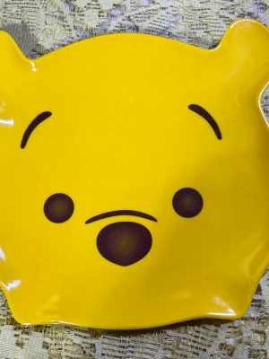 Disney Tsum Tsum assietter - Två assietter i keramik formade som ansikten av Nalle Puh och Musse Pigg från Disney Tsum Tsum. Den ena är gul med svart tryck, den andra svart och beige. Perfekta för snacks eller dekoration för dig som gillar söta figurer. 65kr/st , helt ny 