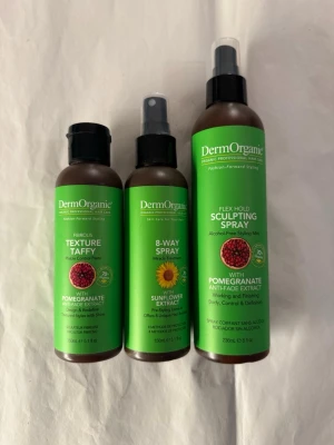 DermOrganic set - 💚 3-pack styling från DermOrganic 💚 • Flex hold, sculpting spray 236ml • 8-way spray, pre-styling Leave-in 150ml • Texture taffy, style with shine 150ml • ordpris för alla 3 produkterna 745kr • paketpris 200kr • nya oöppnade