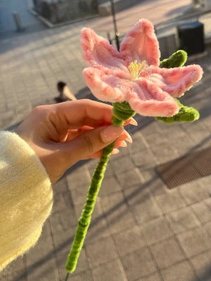 Rosa piprensarblomma - Handgjord blomma av piprensare i mjuk rosa och grön färg. Blomman har fem kronblad, gröna blad och en lång grön stjälk. Perfekt som dekoration eller pysselprojekt. Unik och kreativ detalj till rummet.