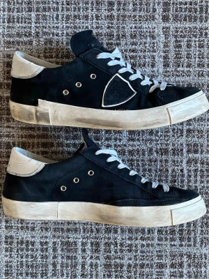 Philippe Model  sneakers - Säljer dessa trendiga Phillipe Model skor. I storlek 40 i bra skick i helhet men med liten skada(se på bild).